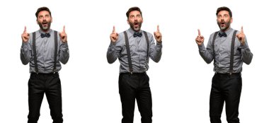 Yukarı dönük sakal ve papyon mutlu ve tezahürat ifade wow hareketi ile orta yaş erkek