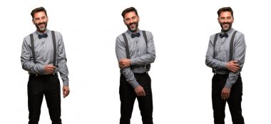 Orta yaş adam, sakal ve papyon kendinden emin ve mutlu bir büyük doğal ile smile gülüyor