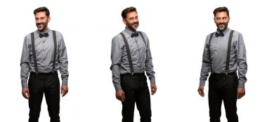 Orta yaş adam, sakal ve papyon kendinden emin ve mutlu yan seyir büyük bir doğal gülümseme ile