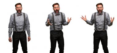 Orta yaş adam, sakal ve papyon mutlu ve ifade wow jest tezahürat