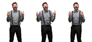 Yukarı dönük sakal ve papyon mutlu ve tezahürat ifade wow hareketi ile orta yaş erkek