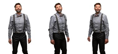 Orta yaş adam, sakal ve papyon aşk, darbeler öpücük kamerasına, ifade flört