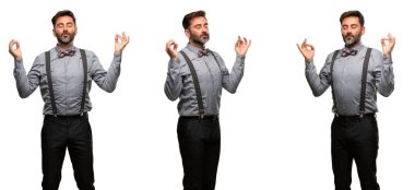 Orta yaş adam, sakal ve papyon meditasyon ve gevşeme ifade iki elinle ok işareti jest yapıyor