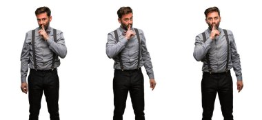 Orta yaş adam, sakal ve papyon dilinde, işaret parmağı ile sorun sessiz olmalısın. Sessizlik ve gizli kavramı