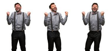 Orta yaş adam, sakal ve papyon mutlu ve heyecanlı kazanan jest ifade. Başarılı ve zafer, zafer kutluyor