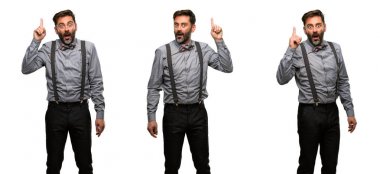 Yukarı dönük sakal ve papyon mutlu ve tezahürat ifade wow hareketi ile orta yaş erkek