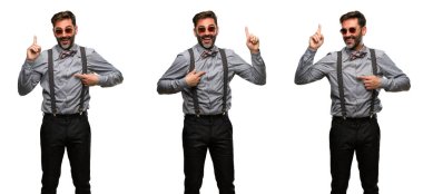 Yukarı dönük sakal ve papyon mutlu ve tezahürat ifade wow hareketi ile orta yaş erkek