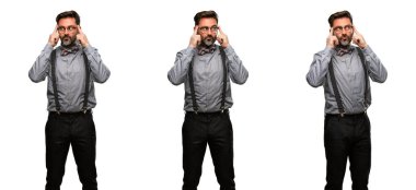 Orta yaş adam, sakal ve papyon şüphe ifade, şaşırtmak ve kavramı, belirsiz gelecek merak ediyorum