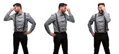 Çok çalışan ve yorgun, rubbes burun yorgunluk nedeniyle varlık orta yaş adam, sakal ve papyon uykulu ifade ile