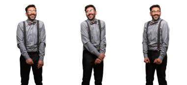 Orta yaş adam, sakal ve papyon kendinden emin ve mutlu bir büyük doğal gülümseme ararken gülüyor