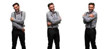 Orta yaş adam, sakal ve papyon kendinden emin ve mutlu bir büyük doğal gülümseme gülmüyorum, doğal ifade