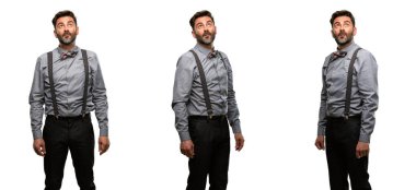 Orta yaş adam, sakal ve papyon kendinden emin ve mutlu bir büyük doğal gülümseme ararken gülüyor