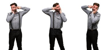 Orta yaş adam, sakal ve papyon parmaklarını göz kırpıyor ve bir öpücük üfleme zafer jest olarak kameradan bakıyorsun