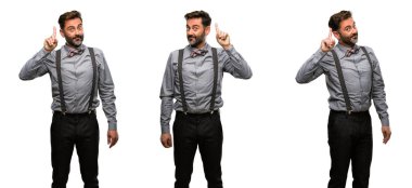 Orta yaş adam, sakal ve papyon parmağını bir numara yetiştirme