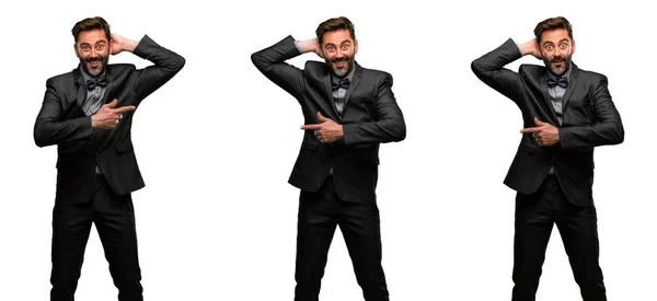 Uomo Mezza Età Con Barba Papillon Che Puntano Fianco Con — Foto Stock