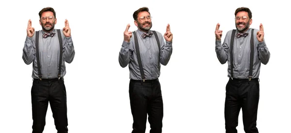 Мужчина Средних Лет Бородой Галстуком Бабочкой Скрещенными Пальцами Просит Удачи — стоковое фото