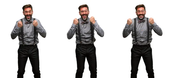 中年男子 与胡子和弓领带高兴和兴奋表达获胜的姿态 成功和庆祝胜利 — 图库照片