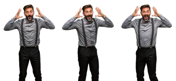 Hombre Mediana Edad Con Barba Pajarita Feliz Sorprendido Animando Expresando —  Fotos de Stock