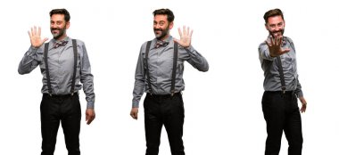 Orta yaş, sakal ve papyon onun parmak yükselterek beş numaralı adam