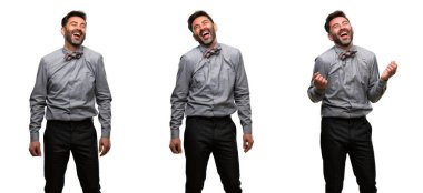 Orta yaş adam, sakal ve papyon kendinden emin ve mutlu bir büyük doğal ile smile gülüyor