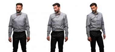 Orta yaş adam, sakal ve papyon sahip şüpheci ve memnun bak ifade güvensizlik, şüphecilik ve şüphe