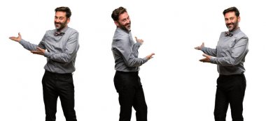 Orta yaş adam, sakal ve papyon kendinden emin ve mutlu bir büyük doğal gülümseme davet ile girmek için