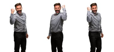 Orta yaş adam, sakal ve papyon mutlu ve heyecanlı kazanan jest ifade. Başarılı ve zafer, zafer kutluyor