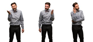 Orta yaş adam, sakal ve papyon sinirli ve öfkeli olumsuz duygu, biriyle rahatsız ifade