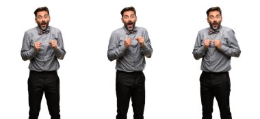 Orta yaş adam, sakal ve papyon mutlu ve ifade wow jest tezahürat