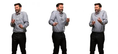 Dur jest, bir savunma olarak ellerini tutarak orta yaş adam, sakal ve papyon tiksinti ve kızgın, bağırarak