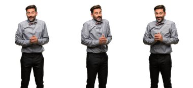 Orta yaş adam, sakal ve papyon kendinden emin ve mutlu büyük bir doğal gülümseme ile