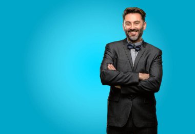 Orta yaş adam, sakal ve papyon kendinden emin ve mutlu bir büyük doğal gülümseme gülmek ile çapraz kollu