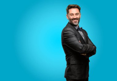 Orta yaş adam, sakal ve papyon kendinden emin ve mutlu bir büyük doğal gülümseme gülmek ile çapraz kollu