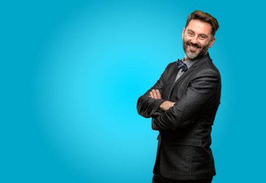 Orta yaş adam, sakal ve papyon kendinden emin ve mutlu bir büyük doğal gülümseme gülmek ile çapraz kollu