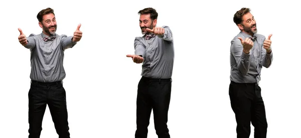 Мужчина Средних Лет Бородой Бабочкой Стоят Счастливые Позитивные Большим Пальцем — стоковое фото