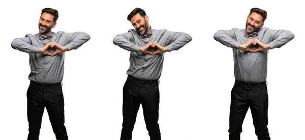 中年男子 用胡子和弓领带快乐地显示爱与手在心脏形状表达健康和婚姻标志 — 图库照片