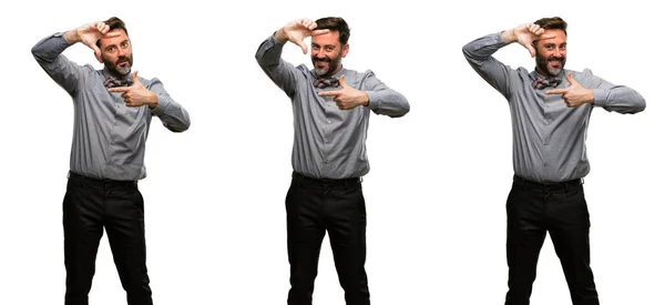 Homem Meia Idade Com Barba Laço Gravata Confiante Feliz Mostrando — Fotografia de Stock