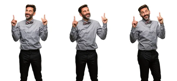 Мужчина Средних Лет Бородой Галстуком Бабочкой Счастлив Удивлён Подбадриванием — стоковое фото