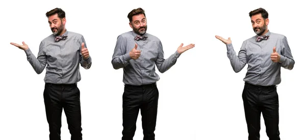 Hombre Mediana Edad Con Barba Pajarita Con Pulgar Hacia Arriba —  Fotos de Stock