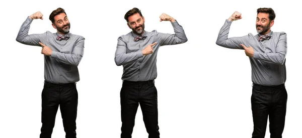Człowiek Średniowiecza Brodą Kokarda Krawat Wskazującego Biceps Wyrażające Siłę Siłowni — Zdjęcie stockowe