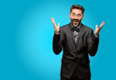 Orta yaş adam, sakal ve papyon mutlu ve ifade wow jest tezahürat