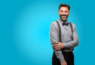 Orta yaş adam, sakal ve papyon kendinden emin ve mutlu bir büyük doğal ile smile gülüyor