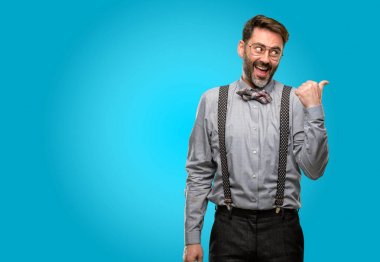 Orta yaş adam, sakal ve papyon uzak yan parmak ile işaret