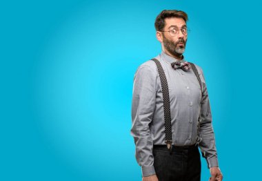 Orta yaş adam, sakal ve papyon aşk, darbeler öpücük kamerasına, ifade flört