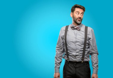 Orta yaş adam, sakal ve papyon şüphe ifade, şaşırtmak ve kavramı, belirsiz gelecek merak ediyorum