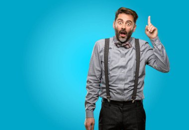 Yukarı dönük sakal ve papyon mutlu ve tezahürat ifade wow hareketi ile orta yaş erkek