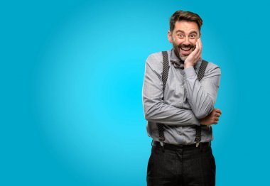 Orta yaş adam, sakal ve papyon mutlu ve ifade wow jest tezahürat
