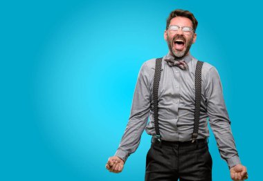 Bıkkın ve hayal kırıklığına uğramış bağırarak orta yaş adam, sakal ve papyon stresli, panik, korku içinde. Hoş bir jest. İş sataşmak beni çıldırtıyor