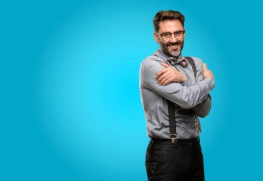 Orta yaş adam, sakal ve papyon kendinden emin ve mutlu bir büyük doğal gülümseme gülmüyorum, doğal ifade