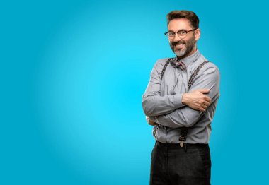 Orta yaş adam, sakal ve papyon kendinden emin ve mutlu bir büyük doğal gülümseme gülmüyorum, doğal ifade